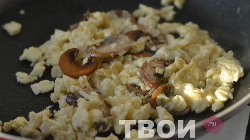 горячие бутерброды с яйцом и грибами