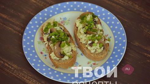 горячие бутерброды с яйцом и грибами