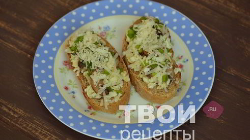 горячие бутерброды с яйцом и грибами