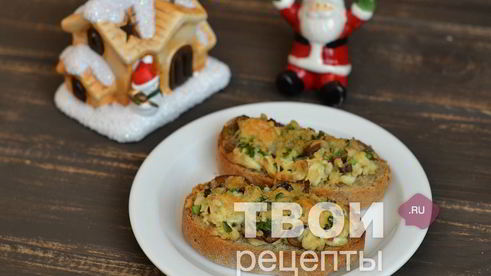 горячие бутерброды с яйцом и грибами