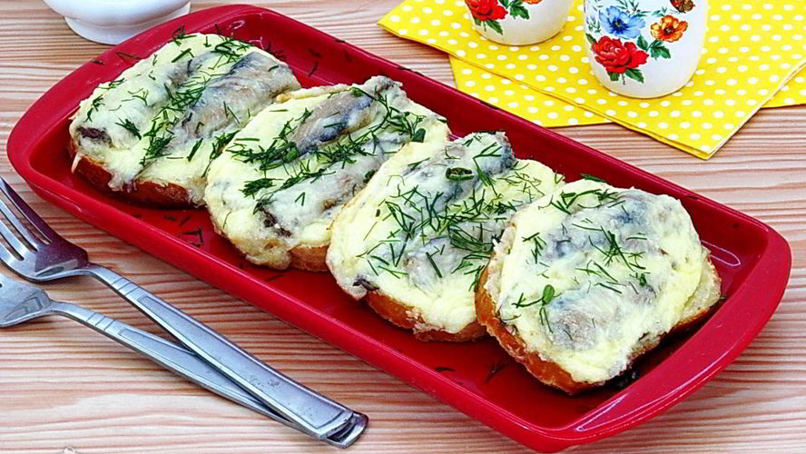 Рецепт горячих бутербродов со шпротами и сыром