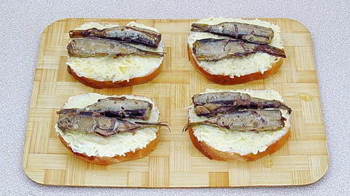 горячие бутерброды со шпротами и сыром
