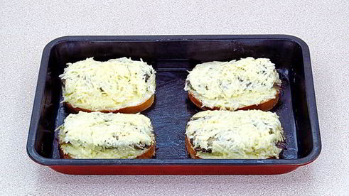 горячие бутерброды со шпротами и сыром