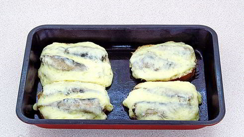 горячие бутерброды со шпротами и сыром