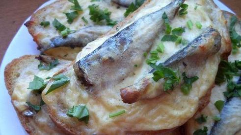 горячие бутерброды со шпротами