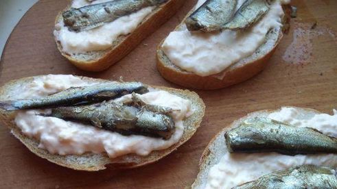 горячие бутерброды со шпротами