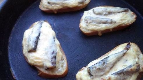 горячие бутерброды со шпротами