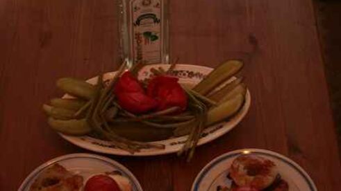 курица с печенью под ананасом и мясной бутерброд