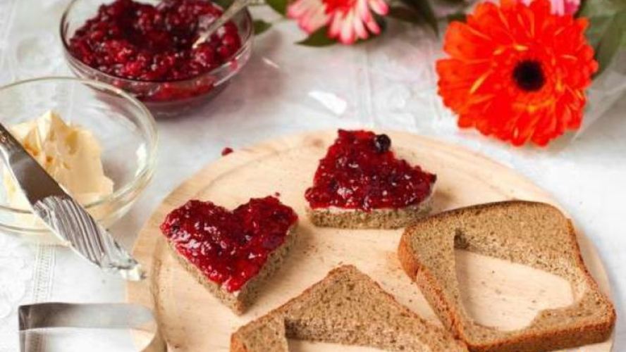 Рецепт романтических бутербродов на завтрак в виде сердца