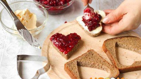 романтические бутерброды на завтрак в виде сердца