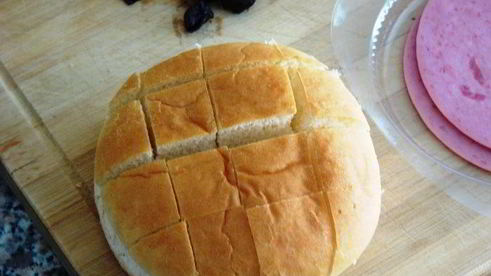 запеченный бутерброд из хлебной булочки