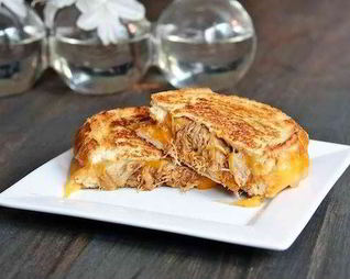 Запеченный бутерброд с сыром и мясом