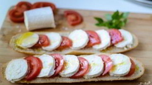 запеченный бутерброд с сыром и помидорами