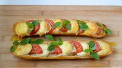 запеченный бутерброд с сыром и помидорами