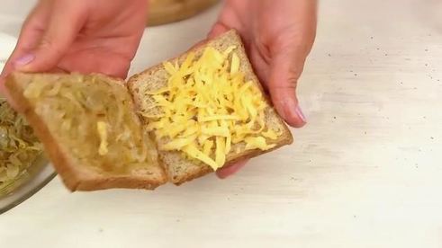 жареные бутерброды с сыром и луком