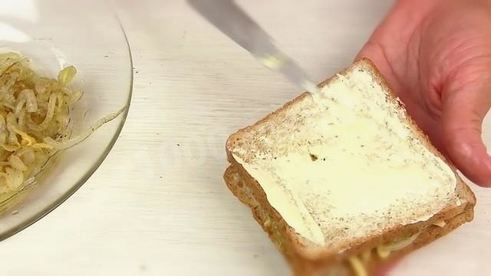 жареные бутерброды с сыром и луком