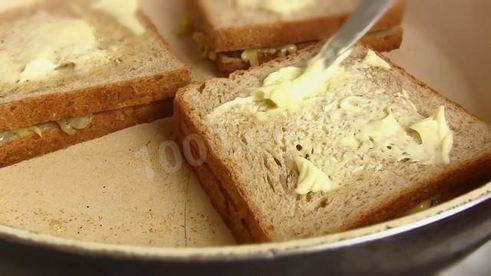 жареные бутерброды с сыром и луком