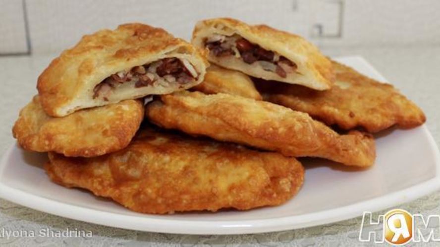 Рецепт пикантных чебуреков с фасольевой начинкой