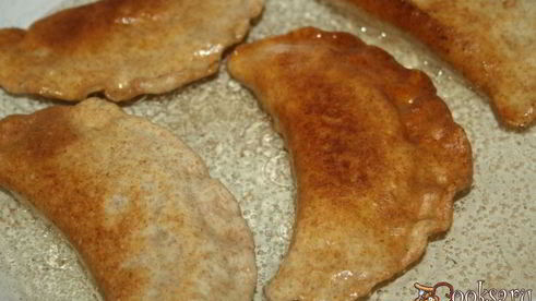 цельнозерновые чебуреки с начинкой из говядины и шампиньонов