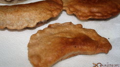 цельнозерновые чебуреки с начинкой из говядины и шампиньонов