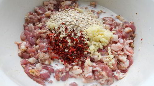 домашняя мясная колбаса с овсянкой и паприкой