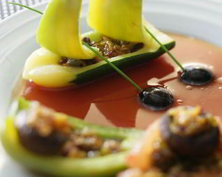 Фаршированные овощи с томатным соусом