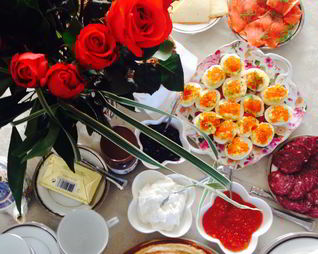 Фаршированные яйца с икрой