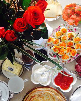 Фаршированные яйца с икрой