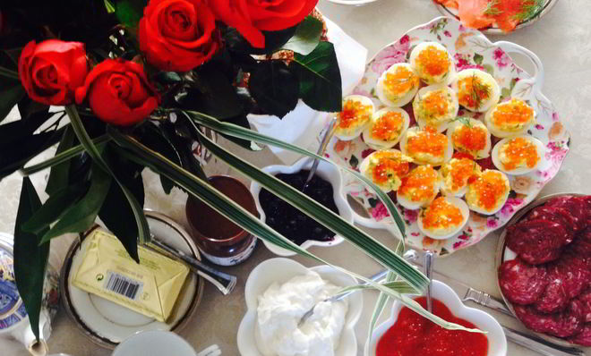 Фаршированные яйца с икрой