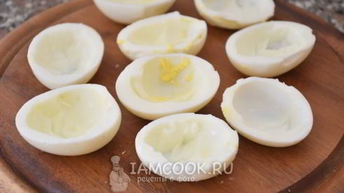 яйца, фаршированные тунцом