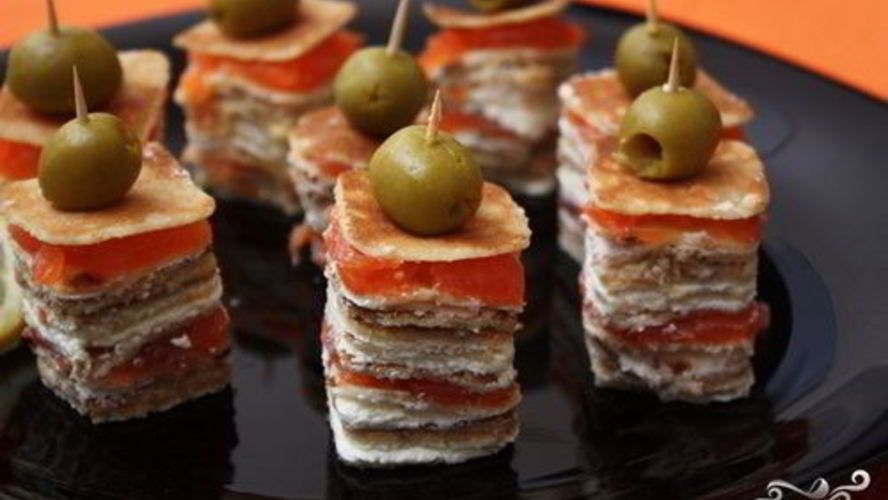 Рецепт канапе из блинов на шпажках