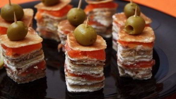 Рецепт Канапе из блинов с лососем на шпажках