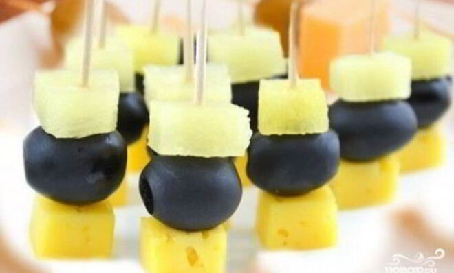 Канапе с ананасом