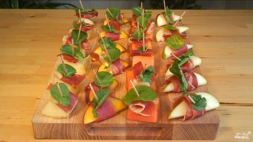 Рецепт канапе с фруктами и прошутто