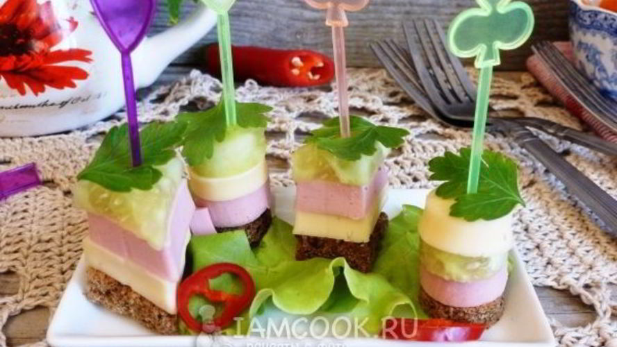 Рецепт канапе с колбасой и сыром