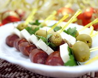 Канапе с копчеными колбасками