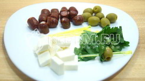 канапе с копчеными колбасками