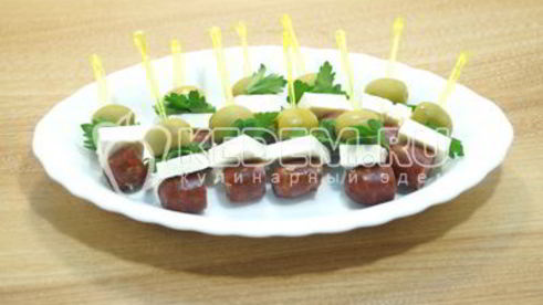 канапе с копчеными колбасками