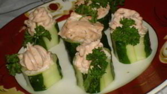 Рецепт Канапе с лососем на огурцах