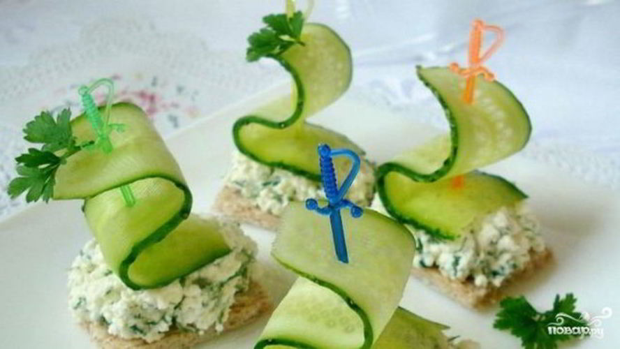 Рецепт канапе с огурцом на шпажках