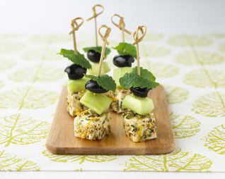Канапе с оливками и мятой