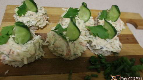 канапе с плавленным сырком и форелью