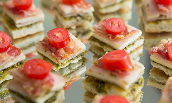 Канапе с соленым огурцом и беконом