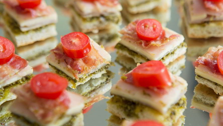 Рецепт канапе с соленым огурцом и беконом