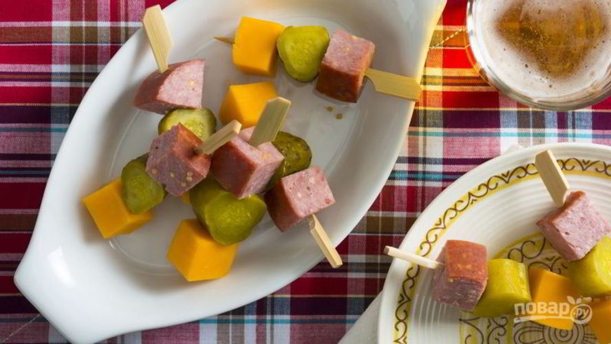 Рецепт канапе с сыром и колбаской