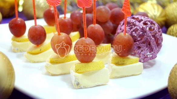 Рецепт Канапе с сыром и виноградом