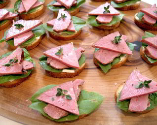 Канапе с ветчиной и шпинатом