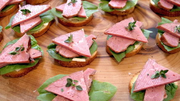 Рецепт Канапе с ветчиной и шпинатом