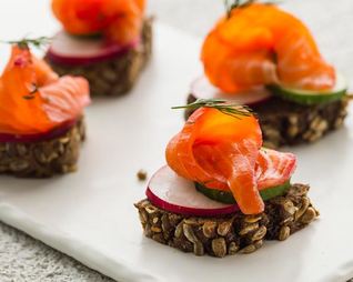 Маринованная рыба с хреном и свеклой