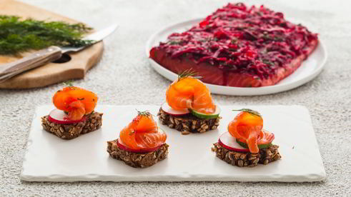 маринованная рыба с хреном и свеклой